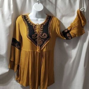 Studio West. BOHO Embroidered Long Sleeved Guaze Like Top.  Size 1X*